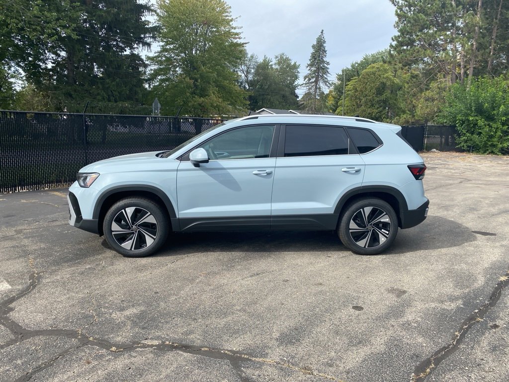 New 2025 Volkswagen Taos SE image 4
