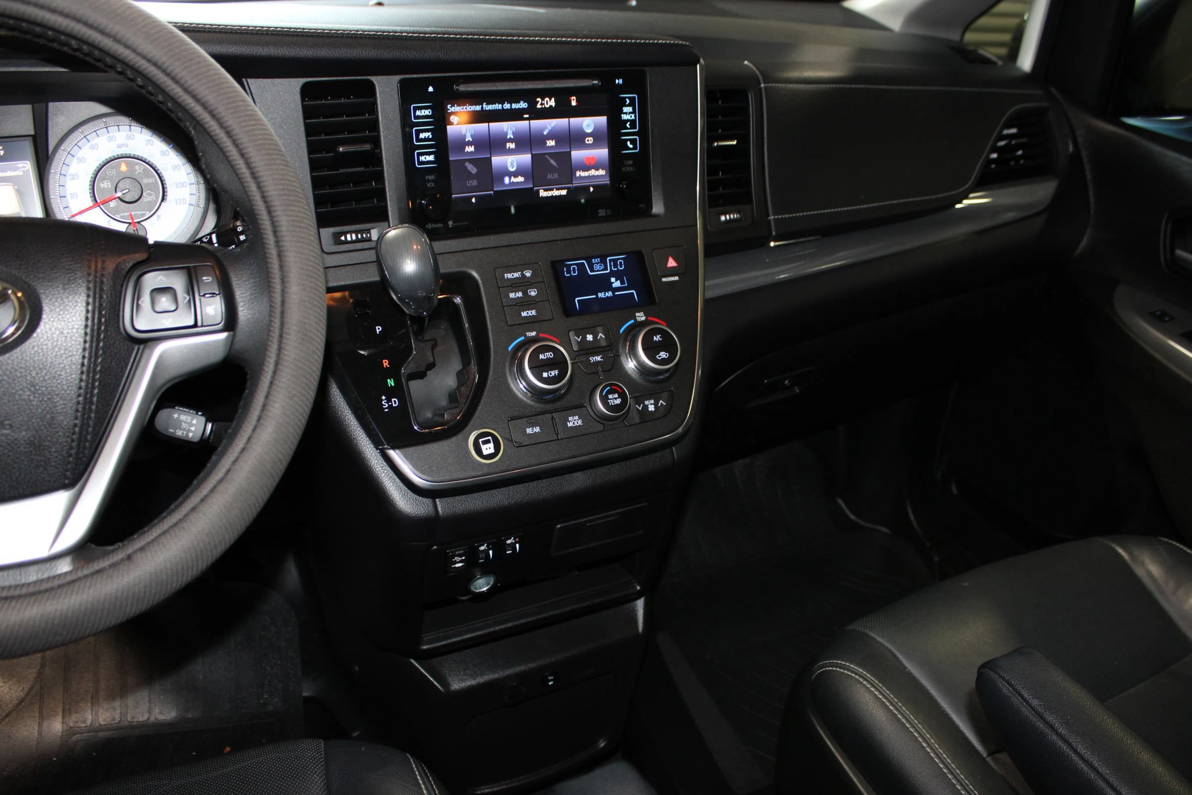 Used 2015 Toyota Sienna SE w/ SE Preferred Package FWD image 20
