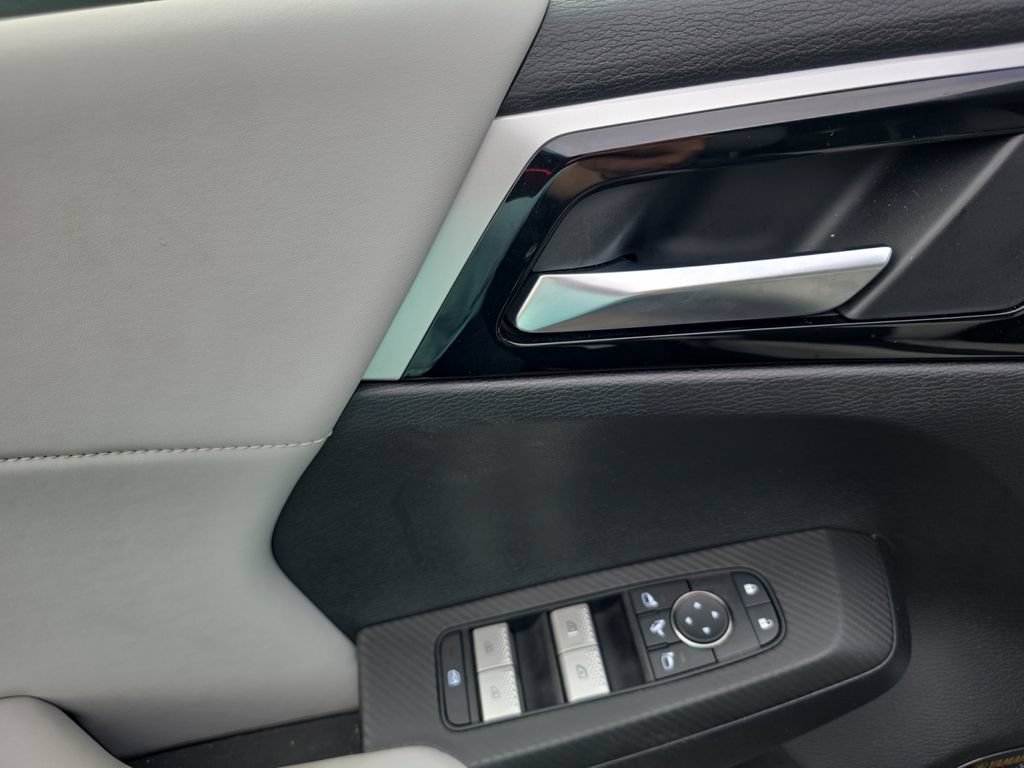 Used 2025 Mitsubishi Outlander SE FWD image 14