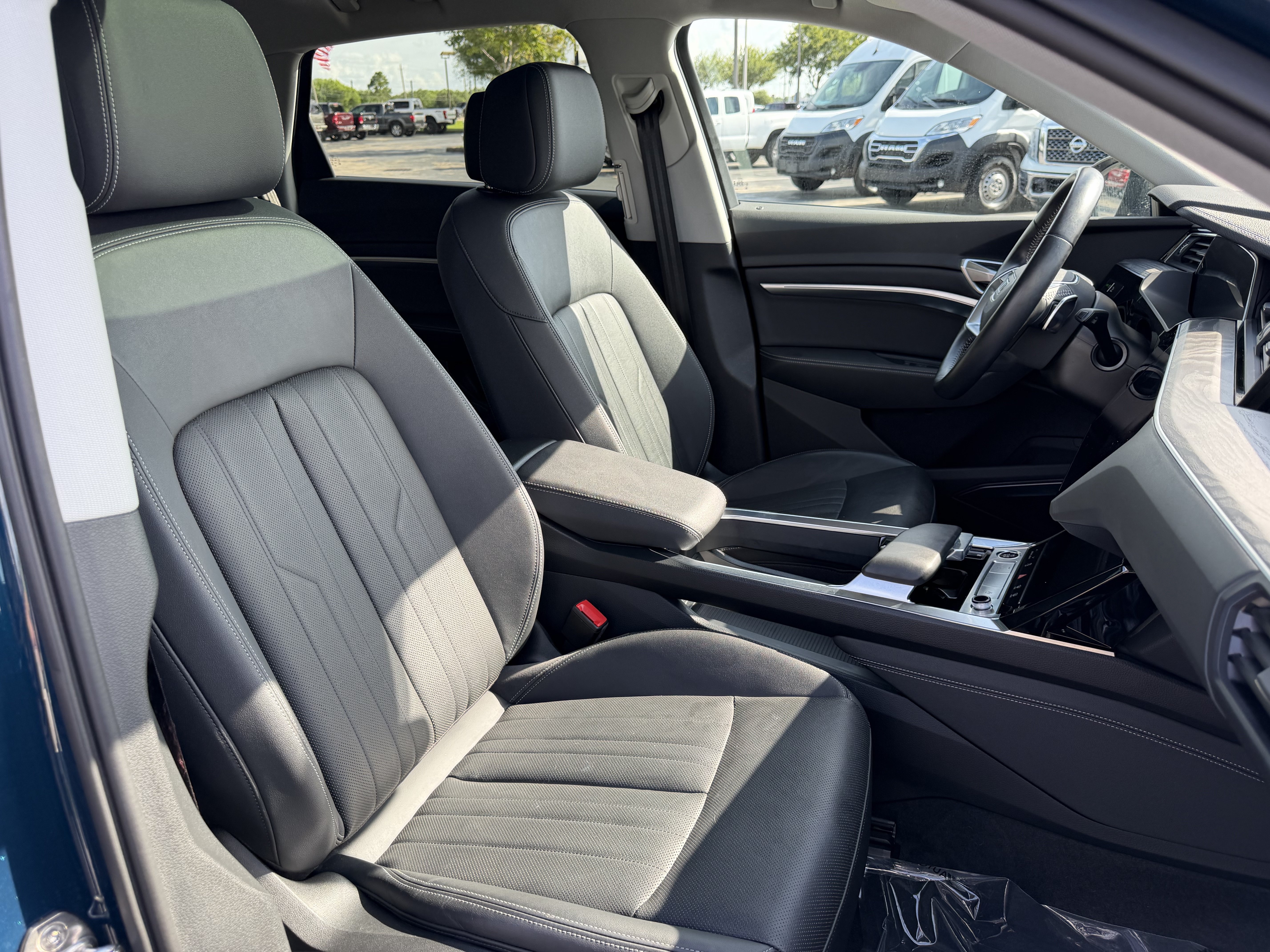 Used 2021 Audi e-tron Premium Plus w/ Premium Plus Package AWD/4WD image 28