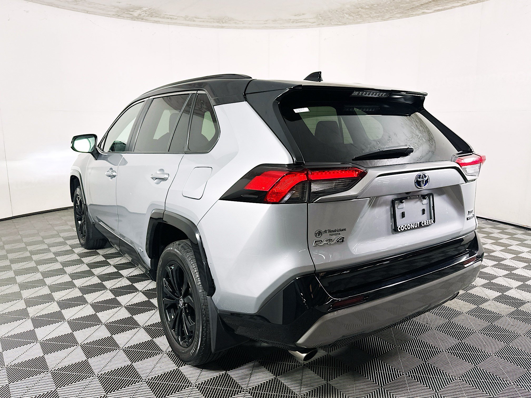 Used 2024 Toyota RAV4 XSE AWD/4WD image 5