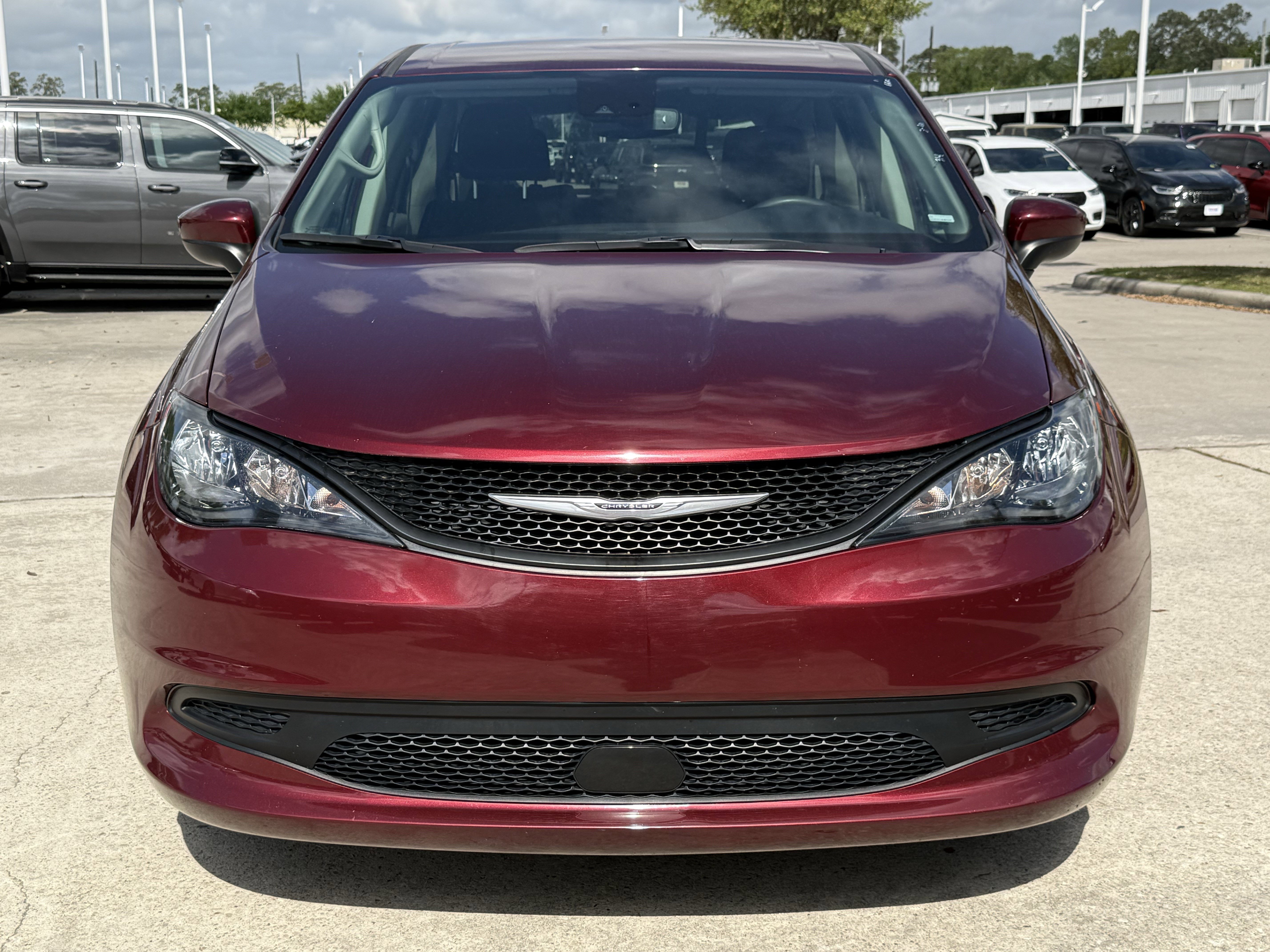 Used 2023 Chrysler Voyager LX FWD image 10