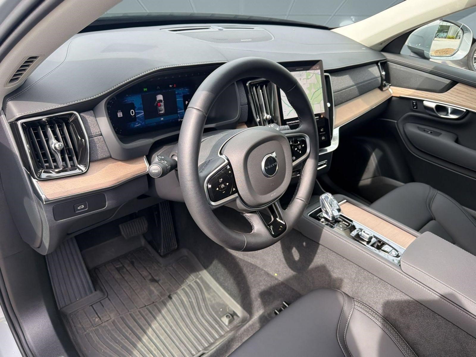 Certified 2025 Volvo XC90 B5 Plus AWD/4WD image 4