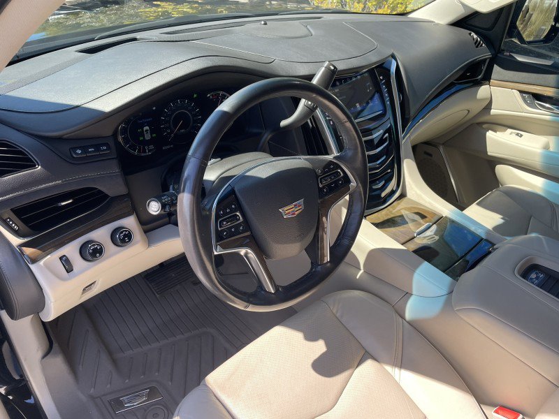 Used 2020 Cadillac Escalade Premium Luxury image 10