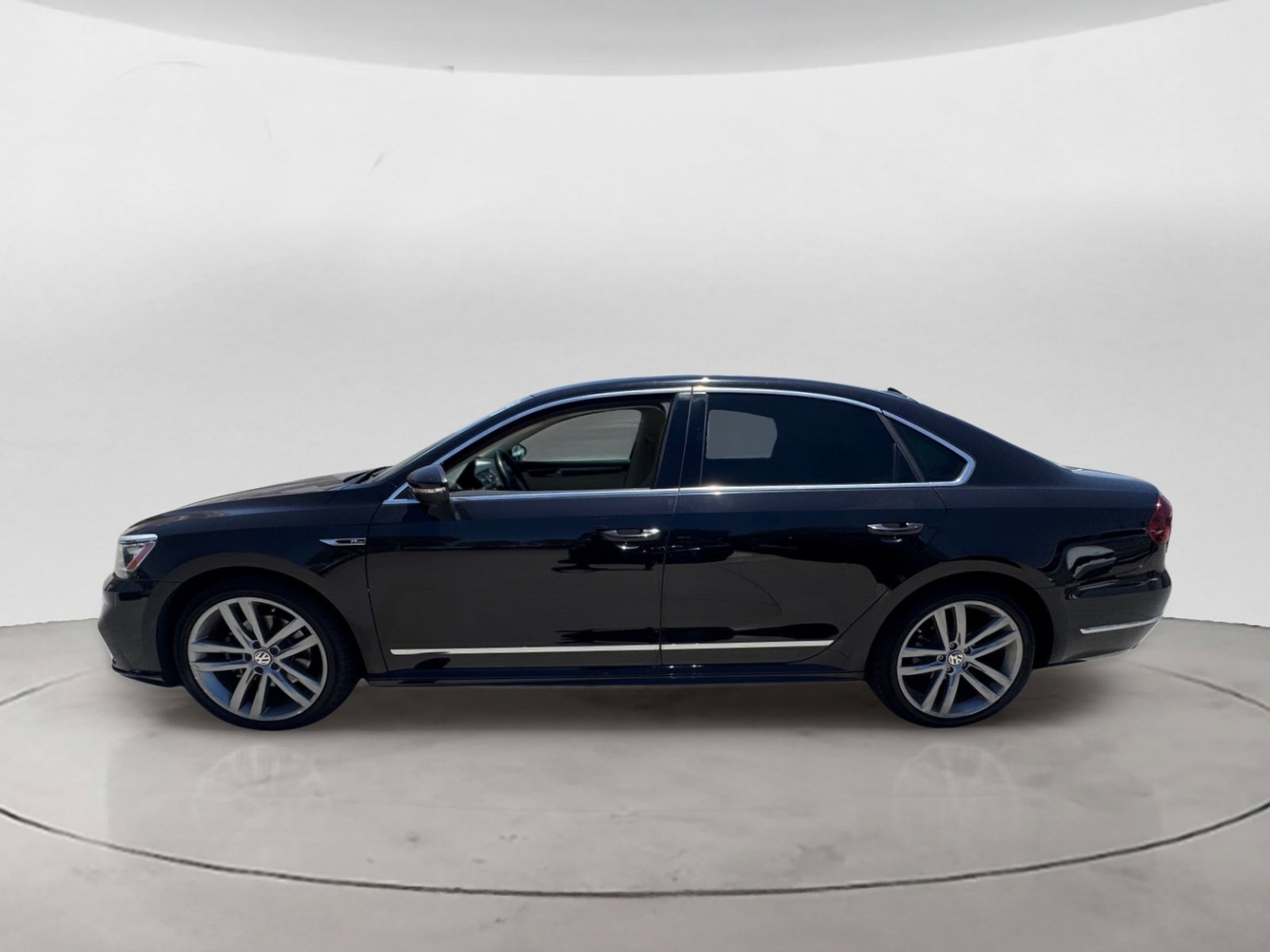 Used 2017 Volkswagen Passat 1.8T R-Line w/ R-Line Lighting Package FWD image 6