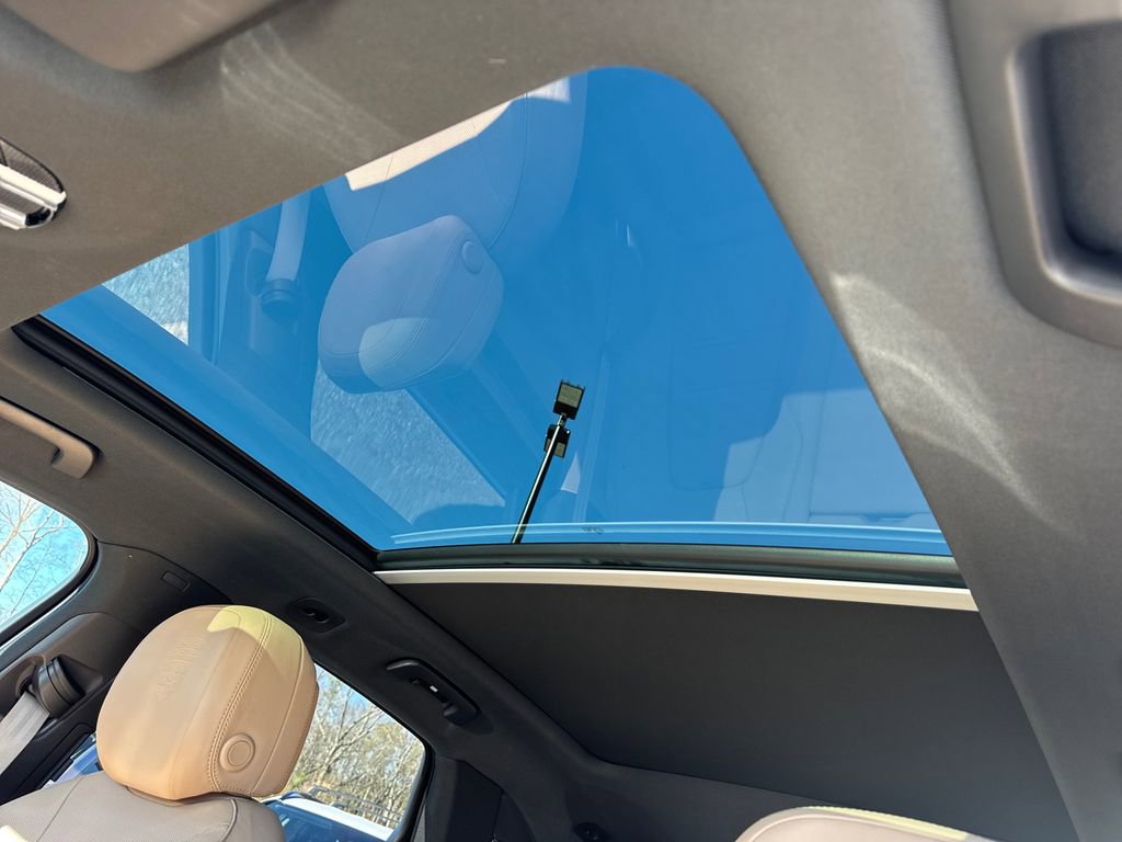 Used 2023 Porsche Cayenne Platinum Edition image 32