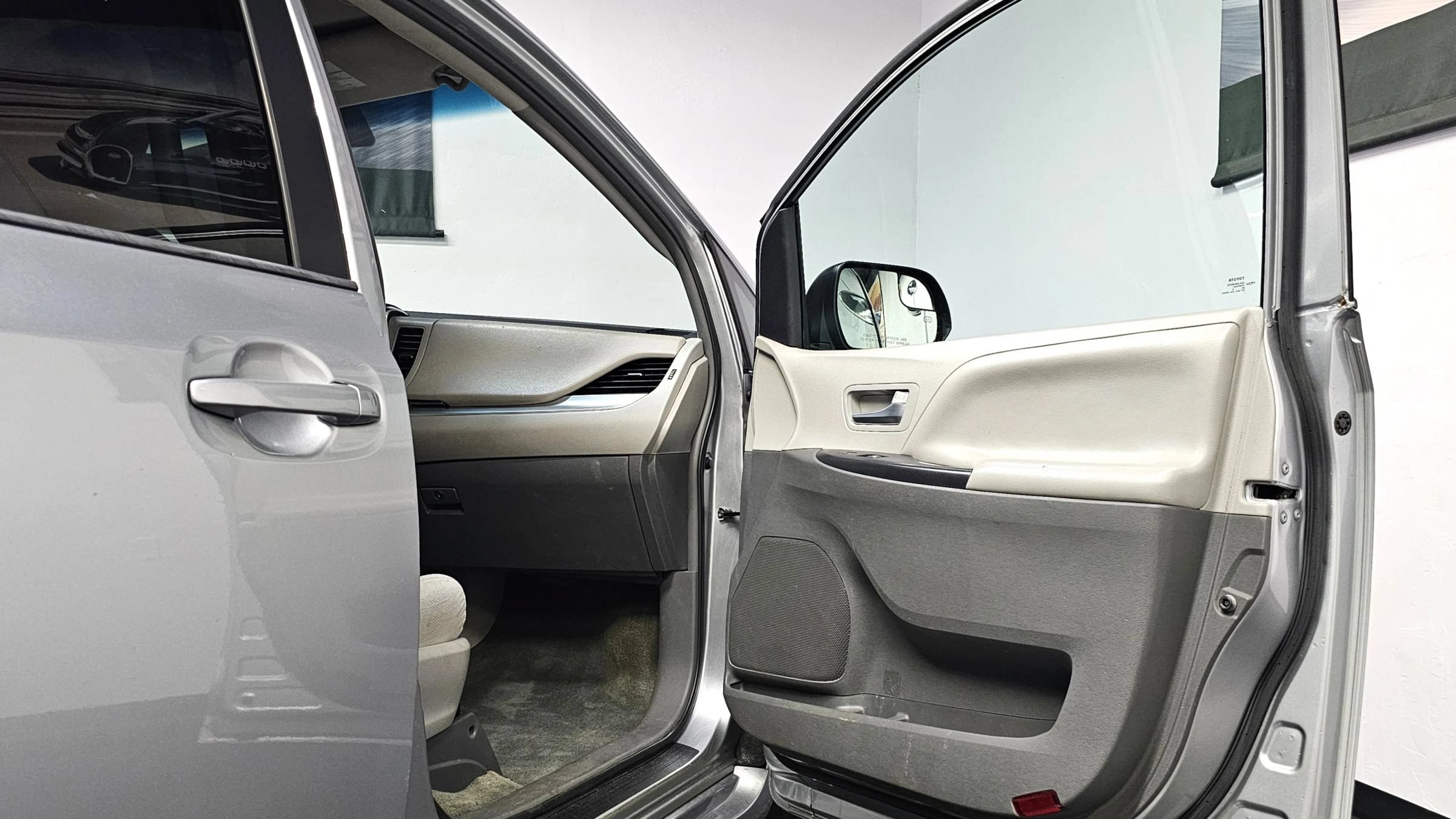 Used 2016 Toyota Sienna LE FWD image 33