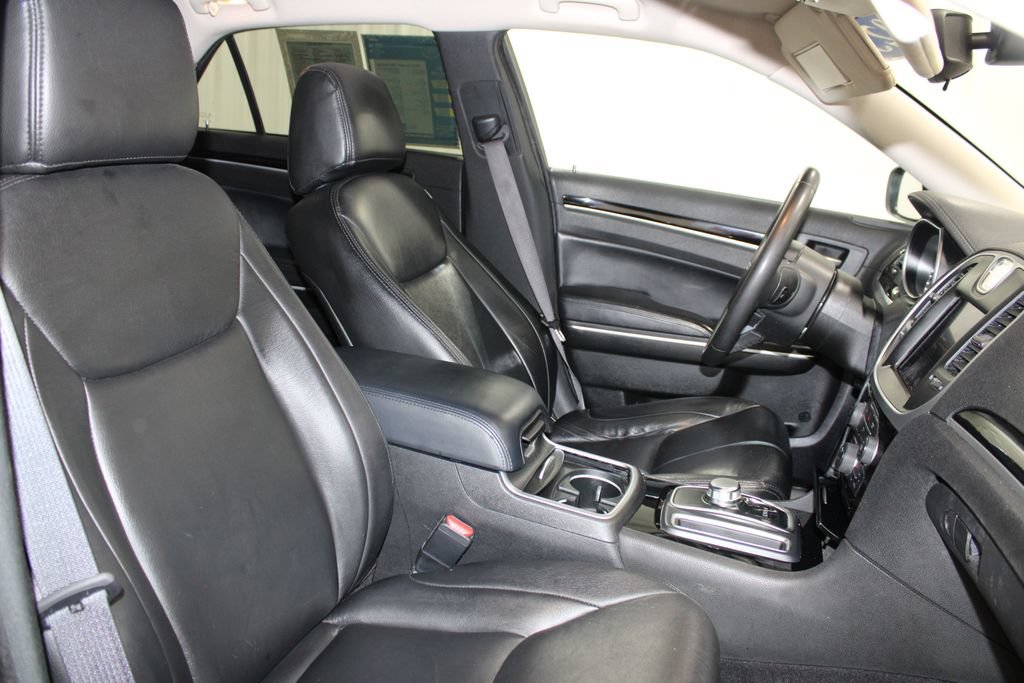 Used 2023 Chrysler 300 Touring AWD/4WD image 32