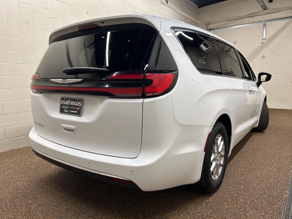 Used 2025 Chrysler Pacifica Select image 2