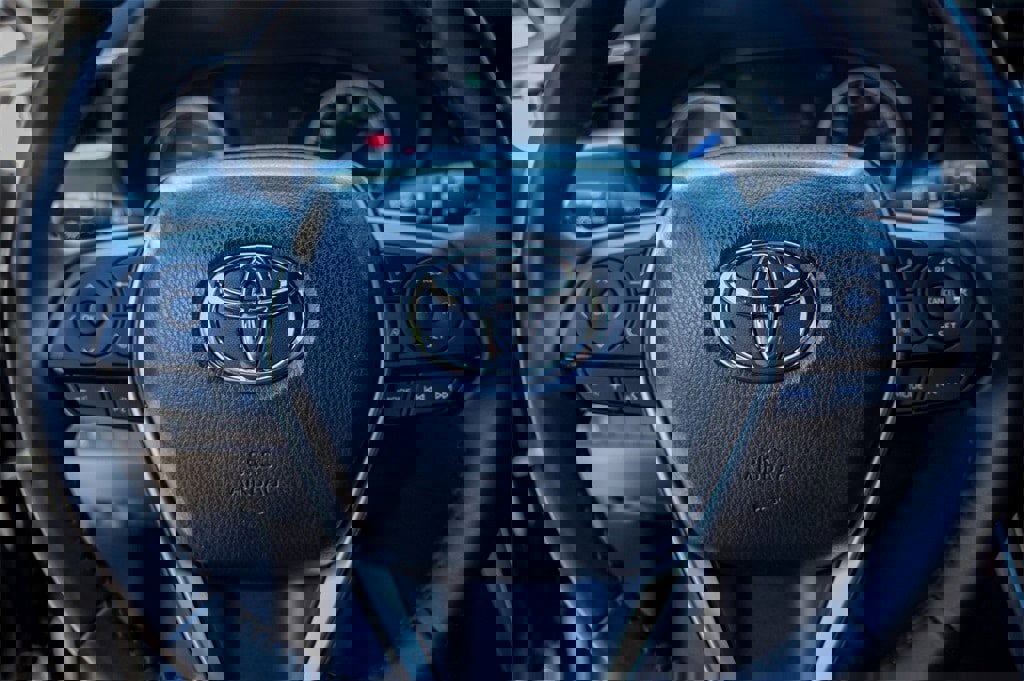 Used 2024 Toyota Venza LE image 12