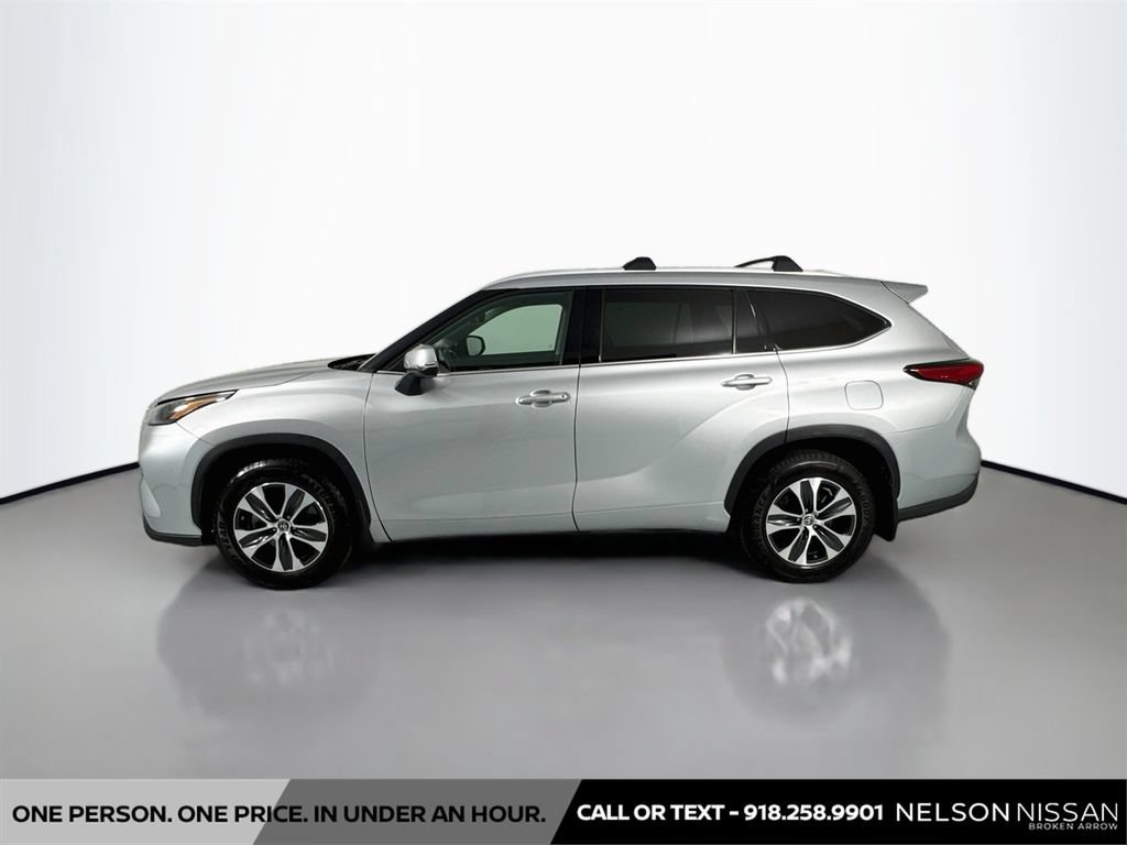 Used 2022 Toyota Highlander XLE AWD/4WD image 8