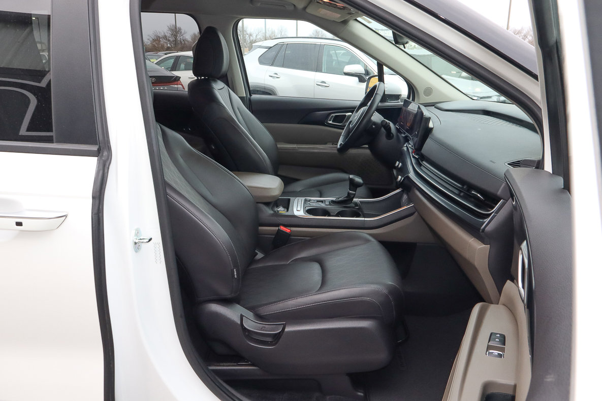 Used 2025 Kia Carnival image 29