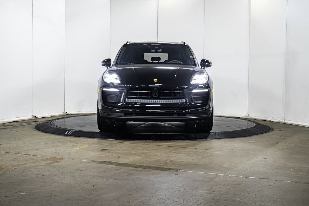 Certified 2025 Porsche Macan image 10