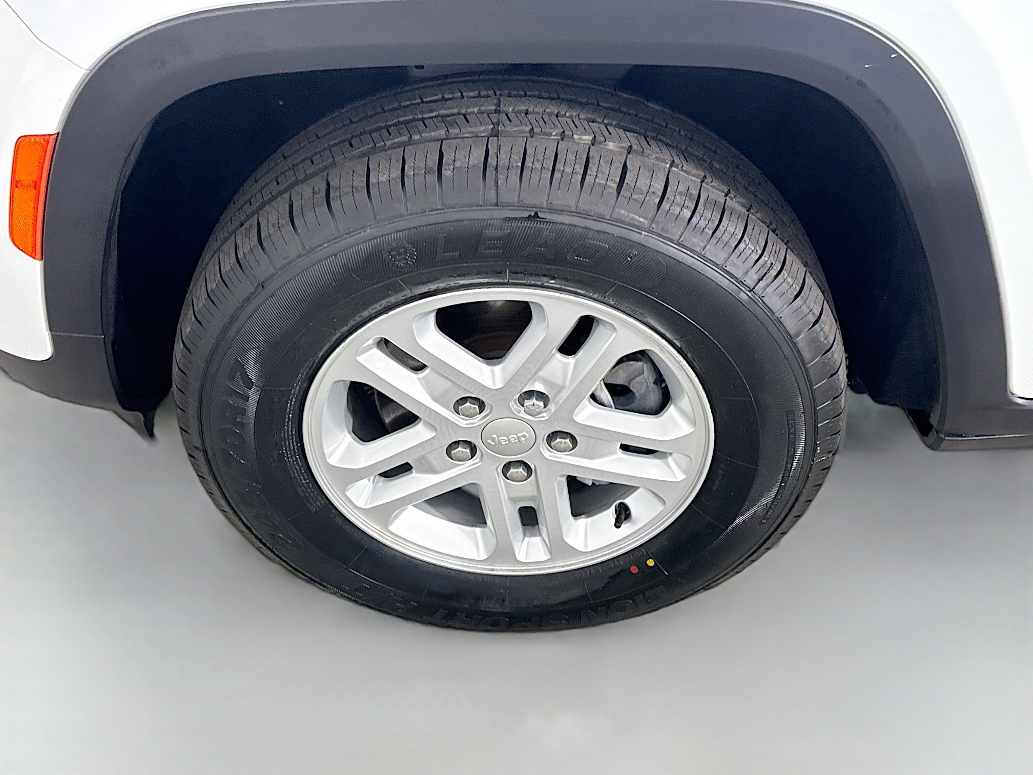 Used 2022 Jeep Grand Cherokee Laredo w/ Luxury Tech Group I image 38