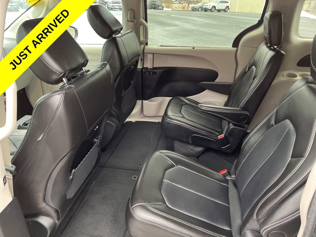 Used 2024 Chrysler Pacifica Touring-L image 18