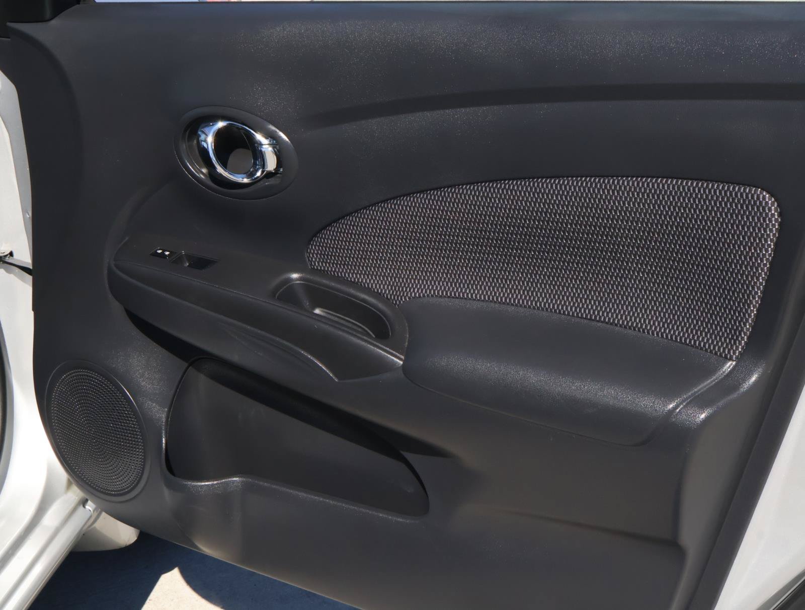 Used 2015 Nissan Versa SV FWD image 13