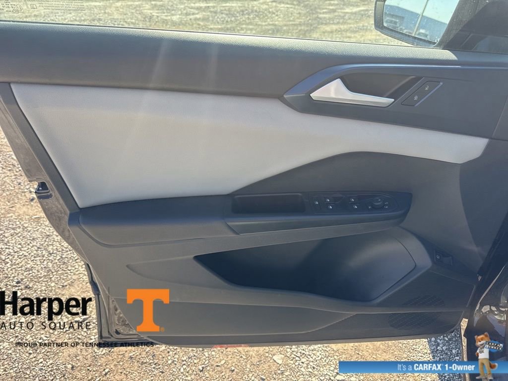 Used 2023 Volkswagen Taos SE w/ Panoramic Sunroof Package image 19