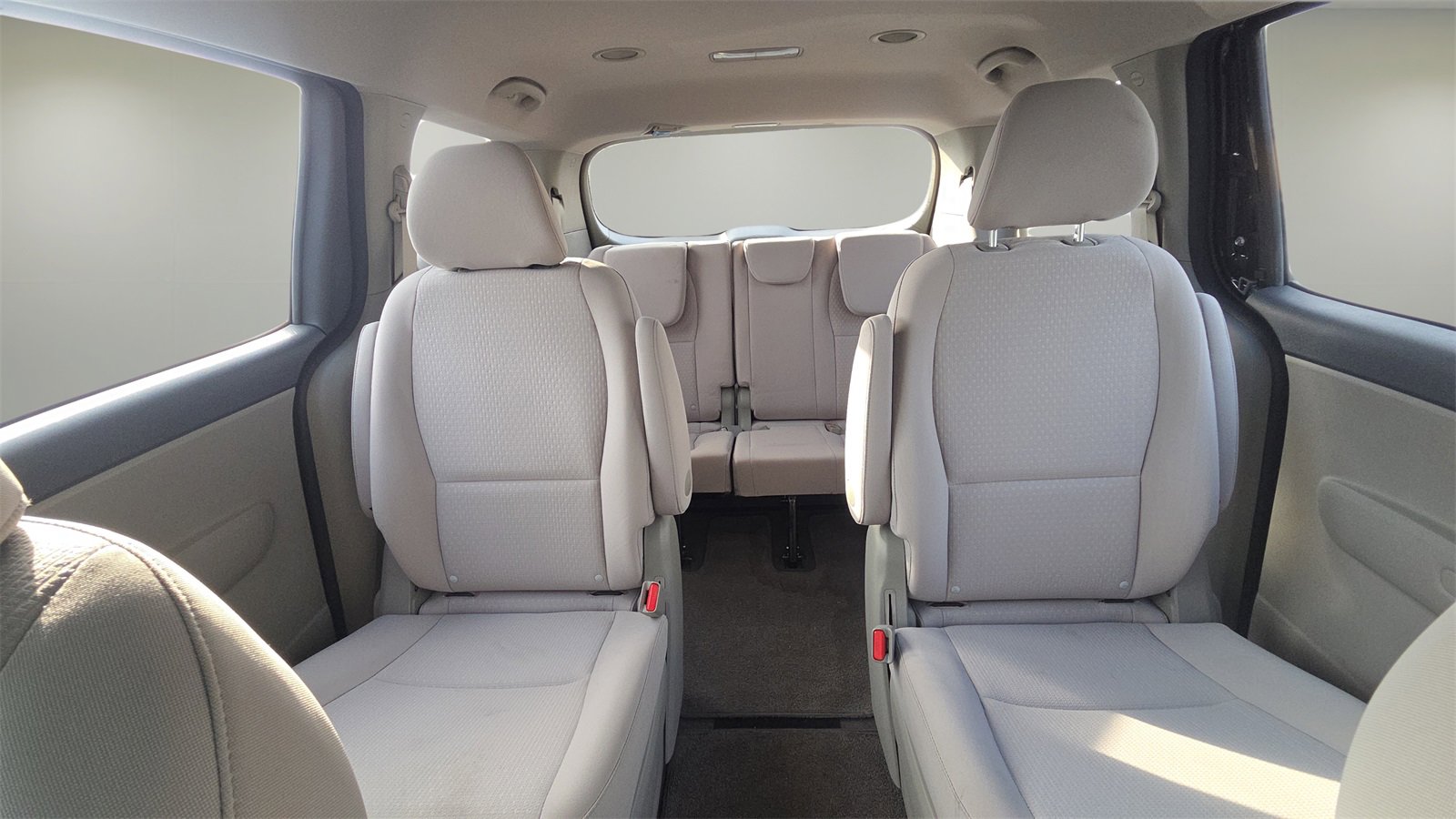 Used 2018 Kia Sedona L image 27