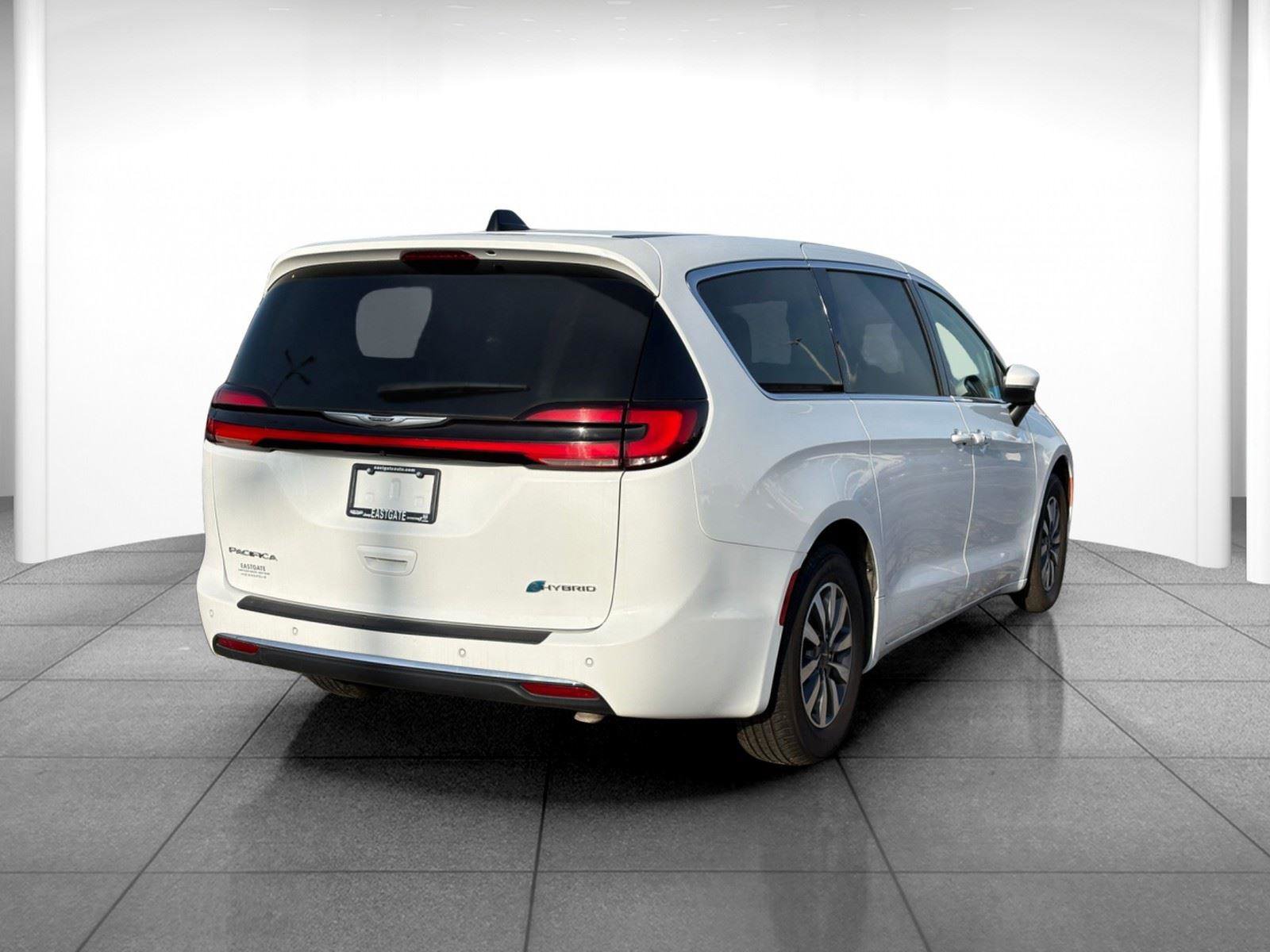 Used 2023 Chrysler Pacifica Touring-L image 7