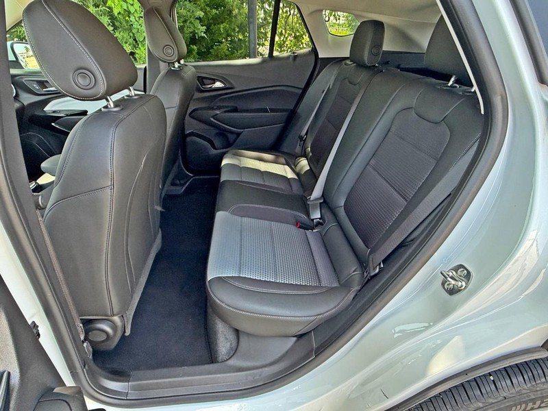 Used 2025 Chevrolet Trax LT w/ LT Convenience Package FWD image 14