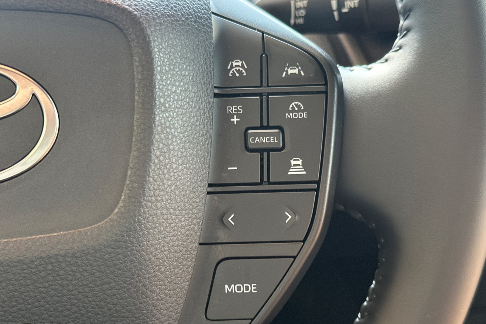 Used 2025 Toyota Prius LE FWD image 27