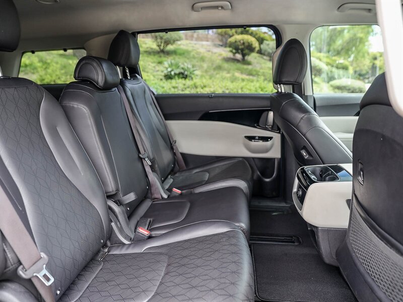 Used 2024 Kia Carnival EX FWD image 21