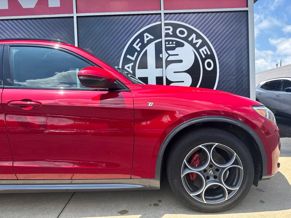 Used 2023 Alfa Romeo Stelvio Ti AWD/4WD image 3