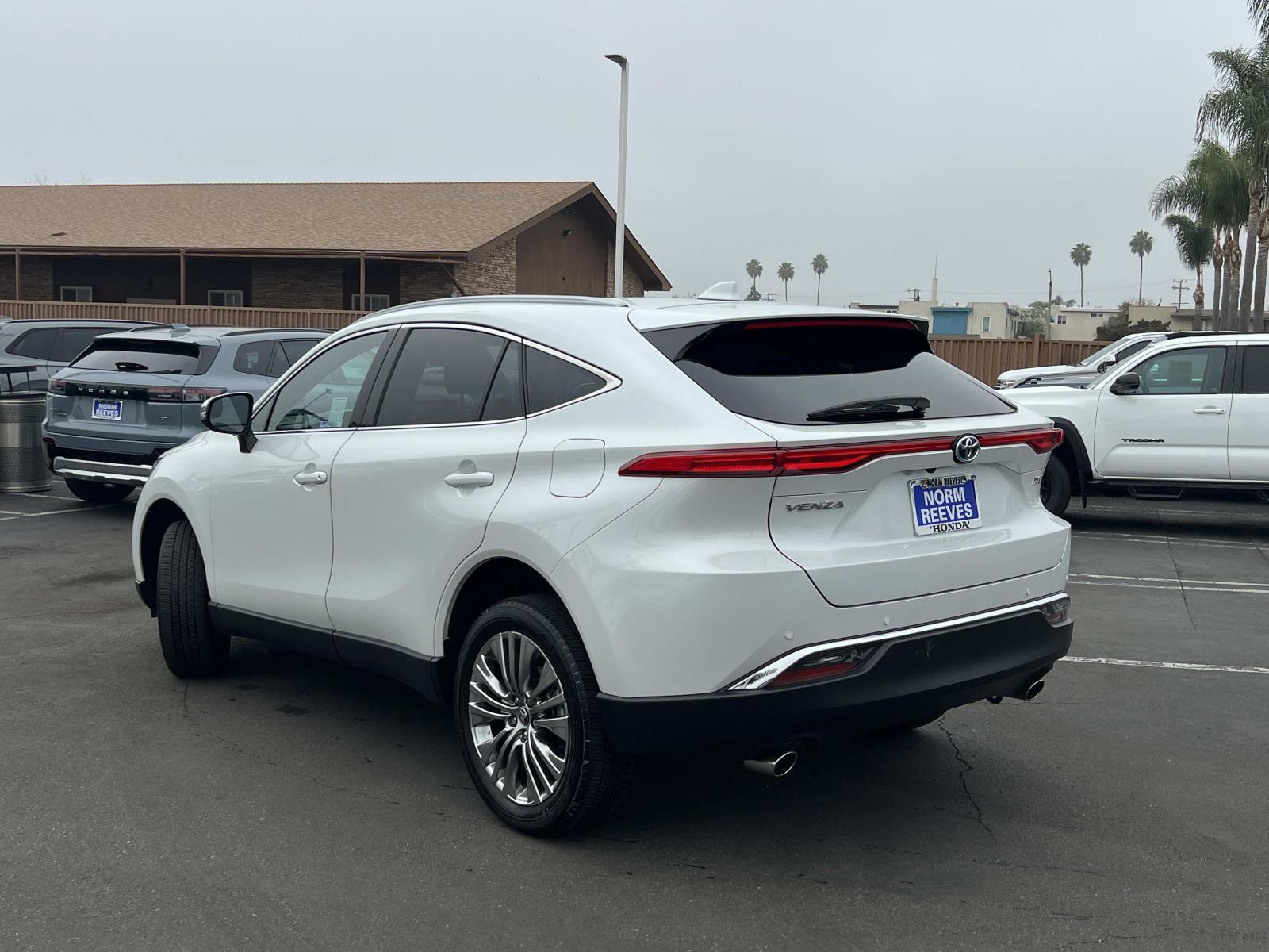 Used 2024 Toyota Venza XLE image 3