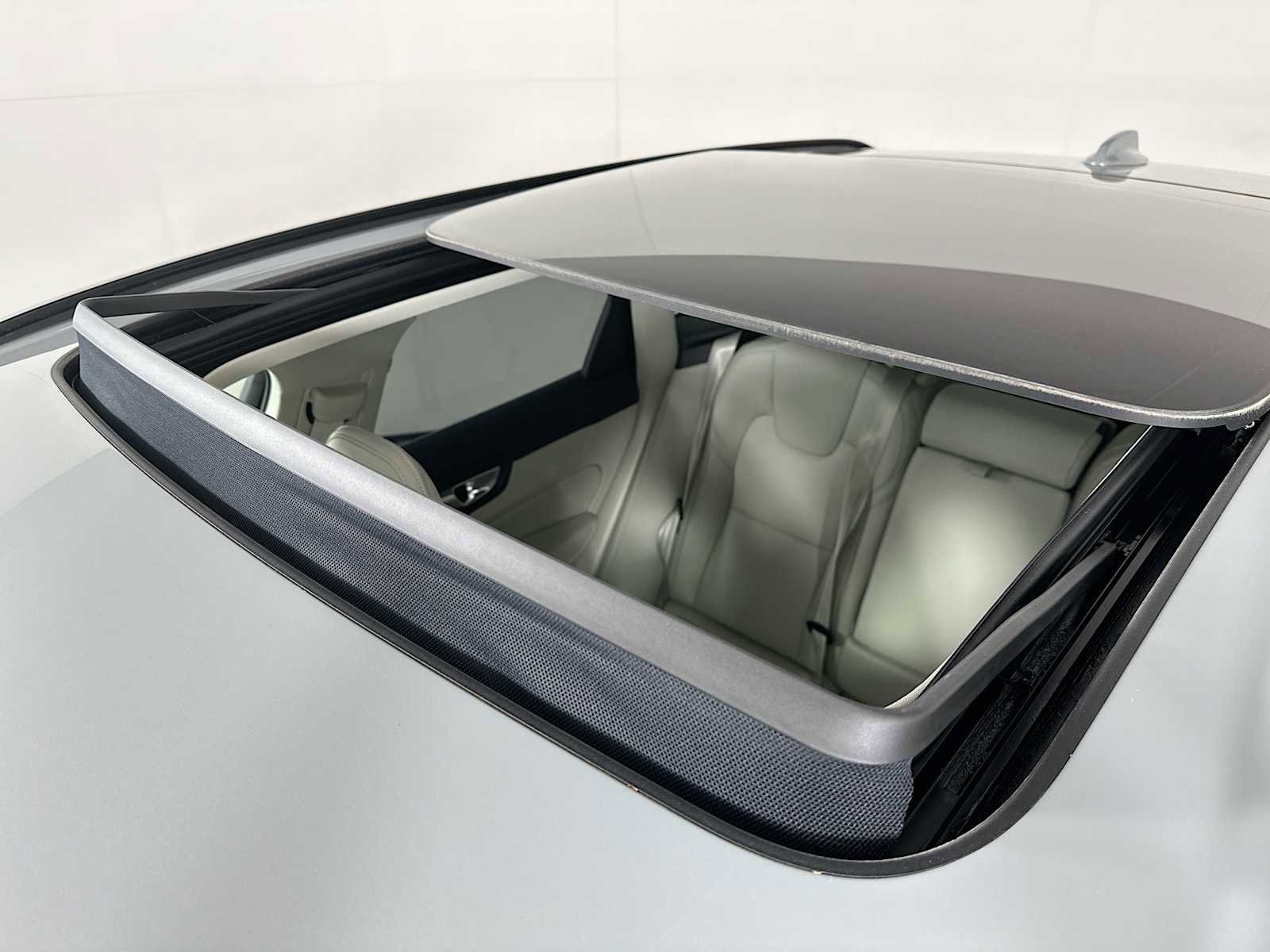 New 2026 Volvo XC60 T8 Ultra w/ Protection Package Premier image 20