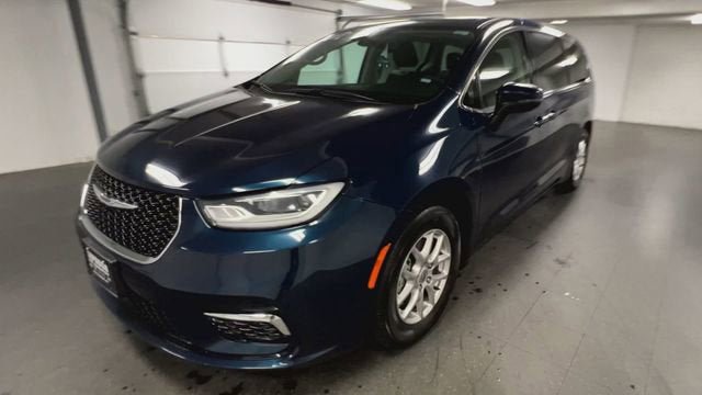 Used 2023 Chrysler Pacifica Touring-L FWD image 4