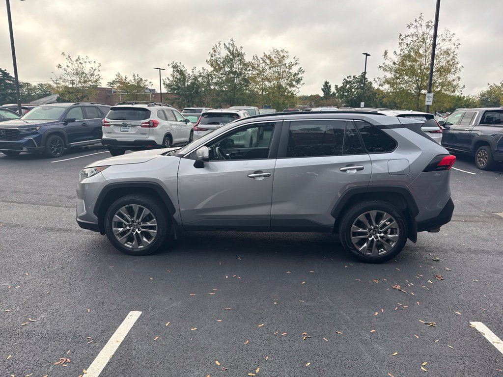 Used 2021 Toyota RAV4 XLE Premium FWD image 9