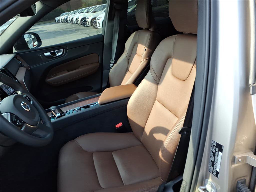 Certified 2024 Volvo XC60 B5 Plus w/ Protection Package Premier image 18