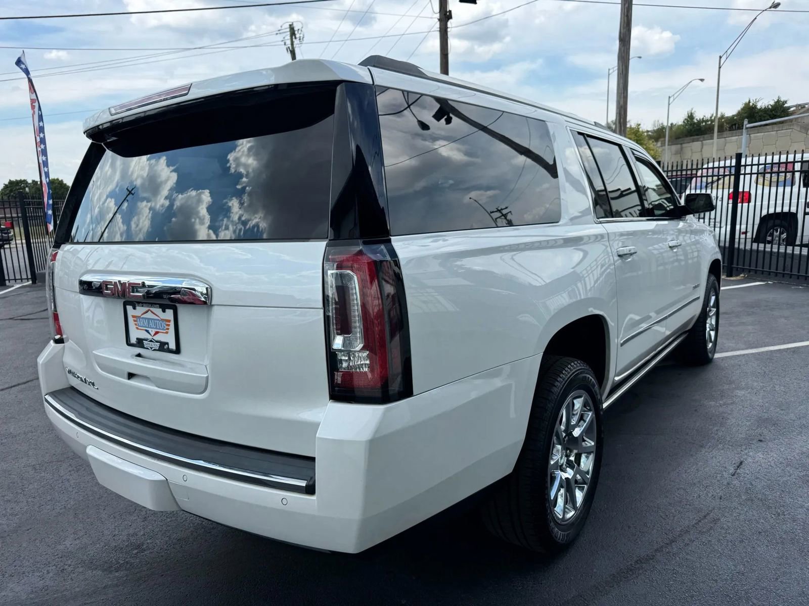 Used 2019 GMC Yukon XL Denali image 12