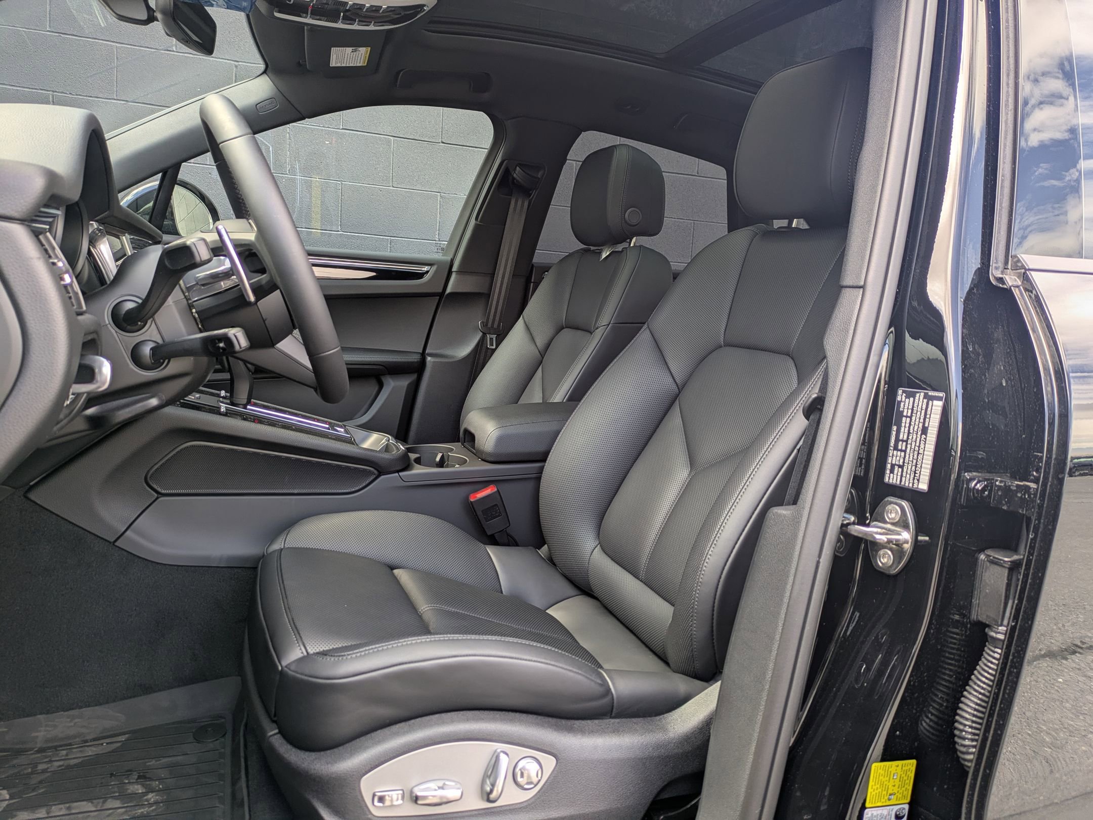 Certified 2025 Porsche Macan image 5