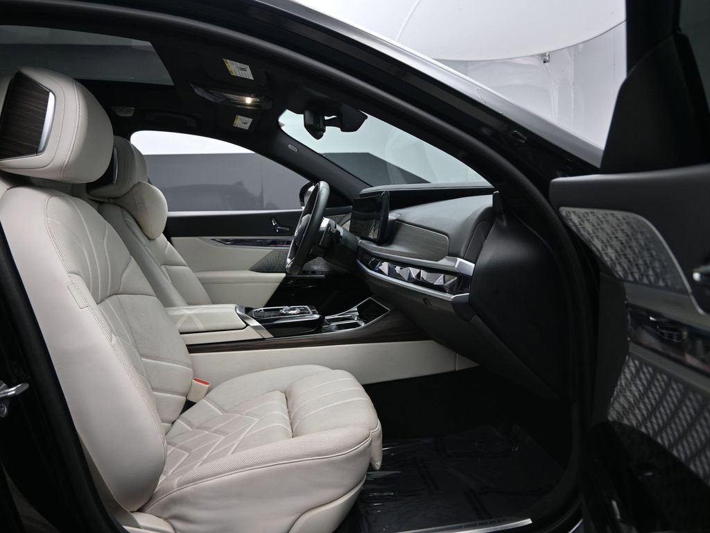 Used 2023 BMW 760i xDrive w/ Executive Package AWD/4WD image 34