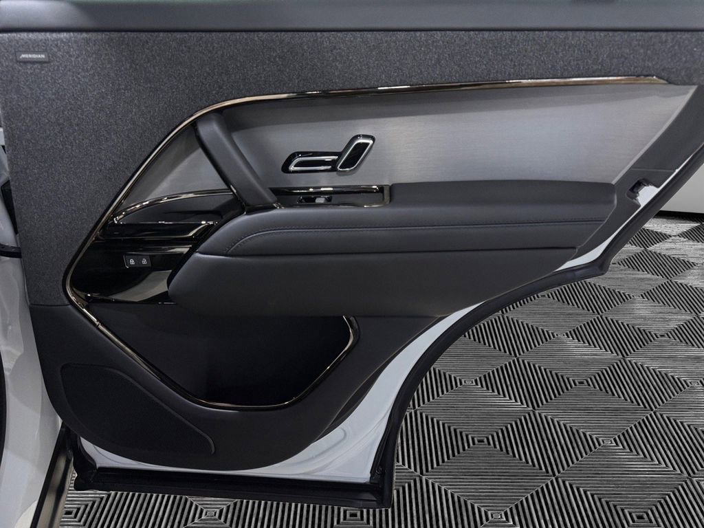 Used 2025 Land Rover Range Rover Sport Dynamic SE image 16