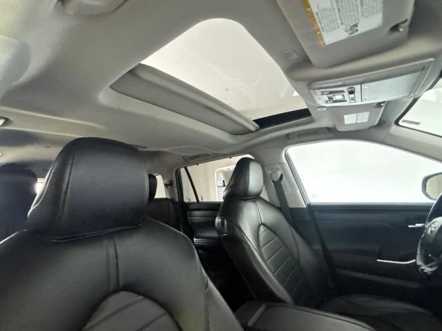 Used 2023 Toyota Highlander XLE AWD/4WD image 32