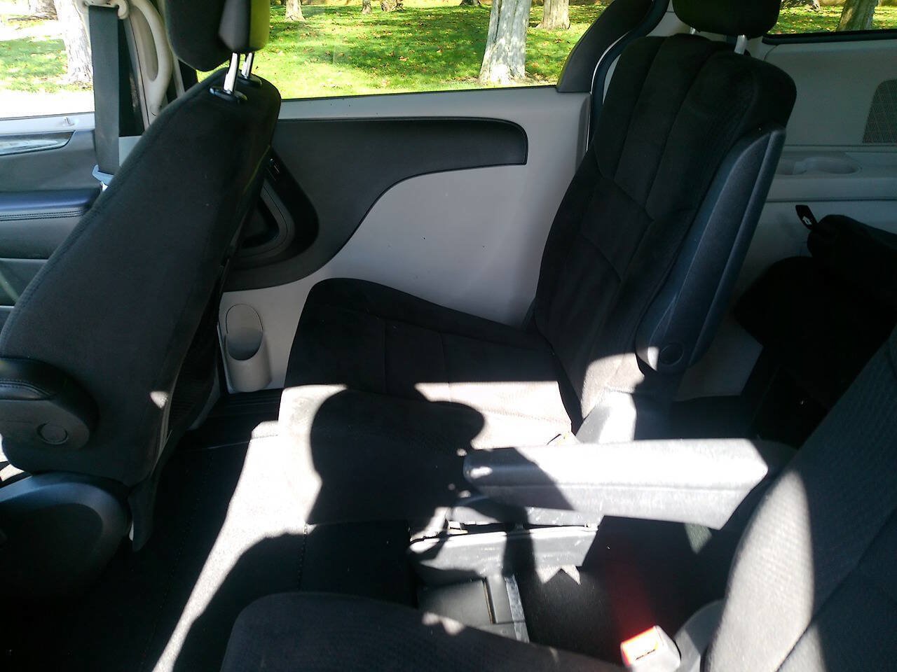 Used 2012 Dodge Grand Caravan SXT w/ Entertainment Group 1 FWD image 24