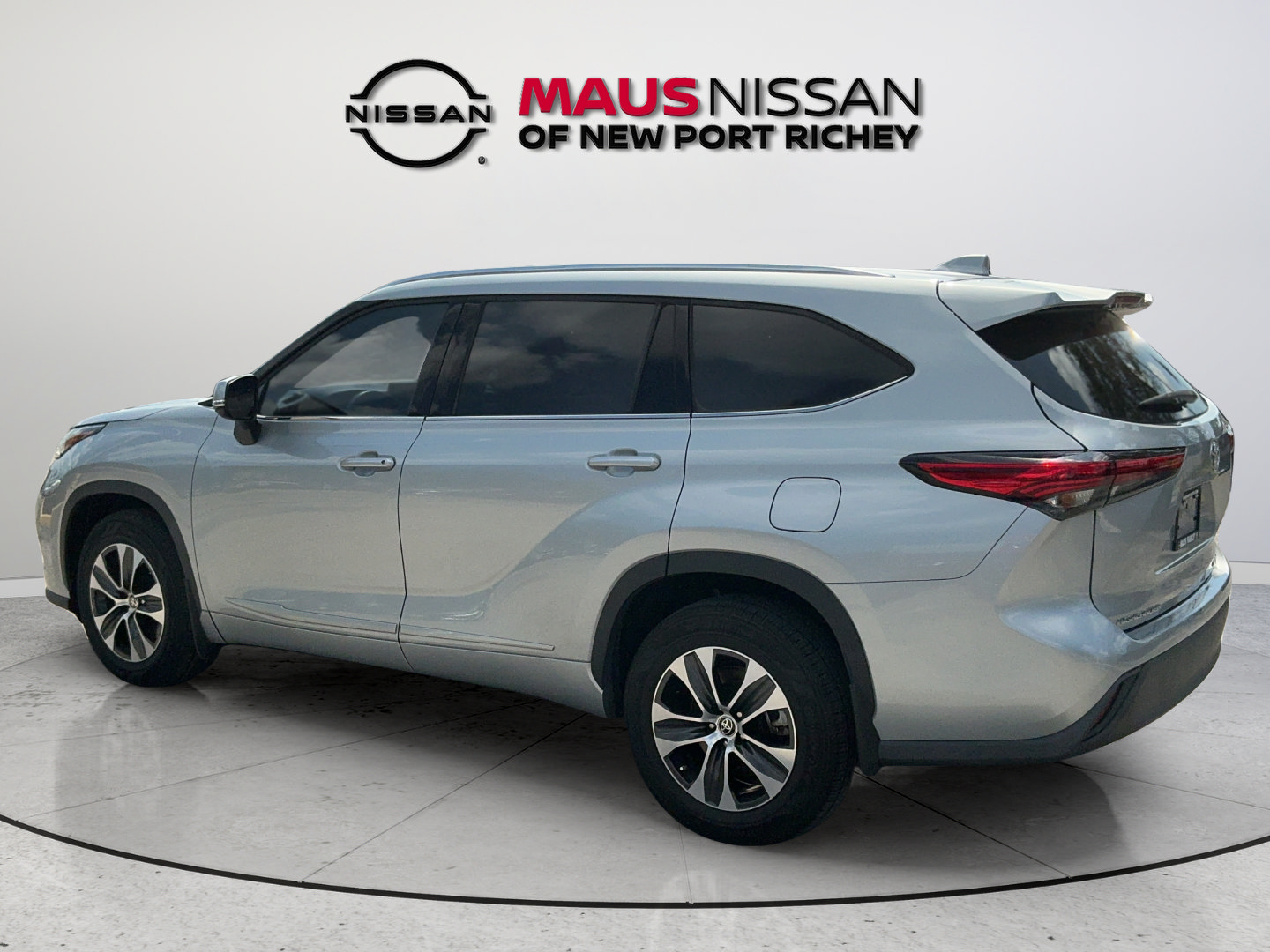 Used 2021 Toyota Highlander XLE AWD/4WD image 11