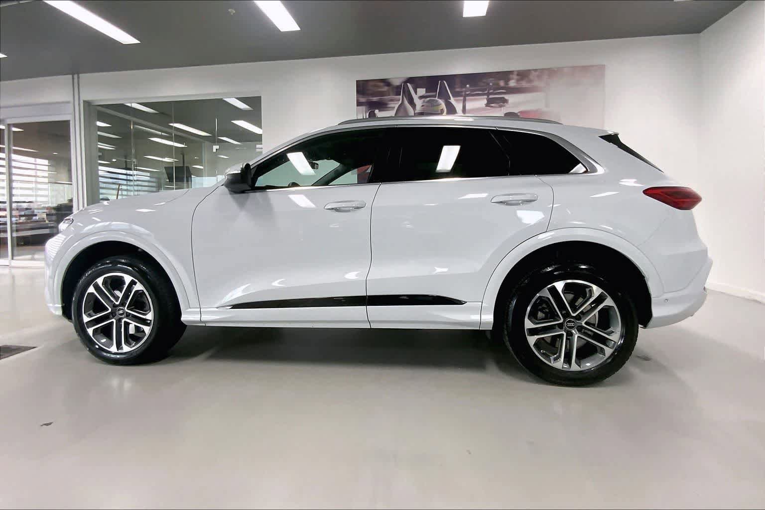 Used 2025 Audi Q5 Premium Plus w/ Premium Plus AWD/4WD image 3