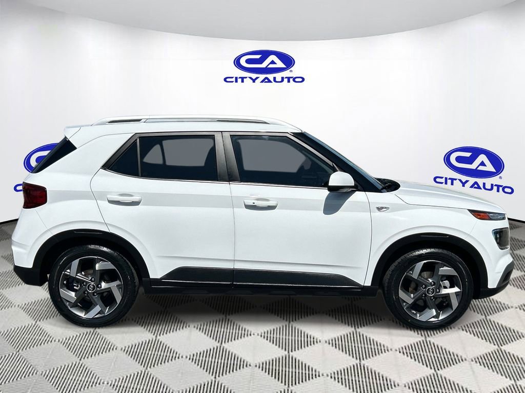 Used 2025 Hyundai Venue SEL FWD image 2