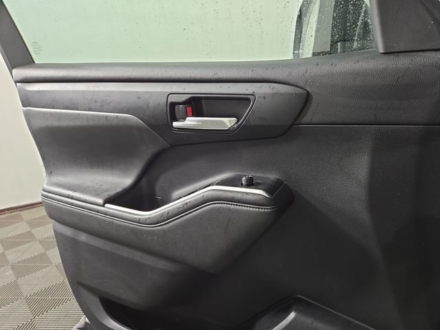 Used 2021 Toyota Highlander XLE AWD/4WD image 26