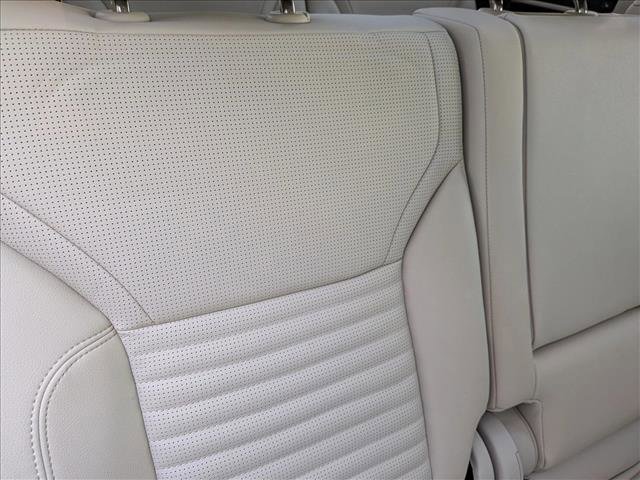 Used 2025 Land Rover Discovery Dynamic SE image 18