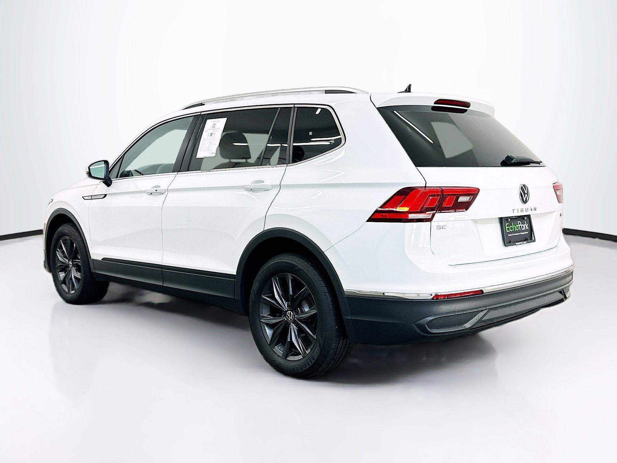 Used 2022 Volkswagen Tiguan SE w/ Panoramic Sunroof Package AWD/4WD image 5