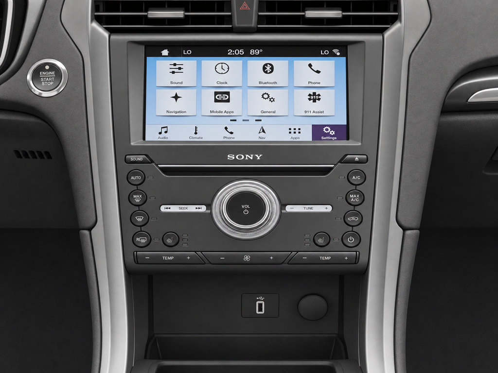 Used 2017 Ford Fusion Energi Titanium FWD image 18