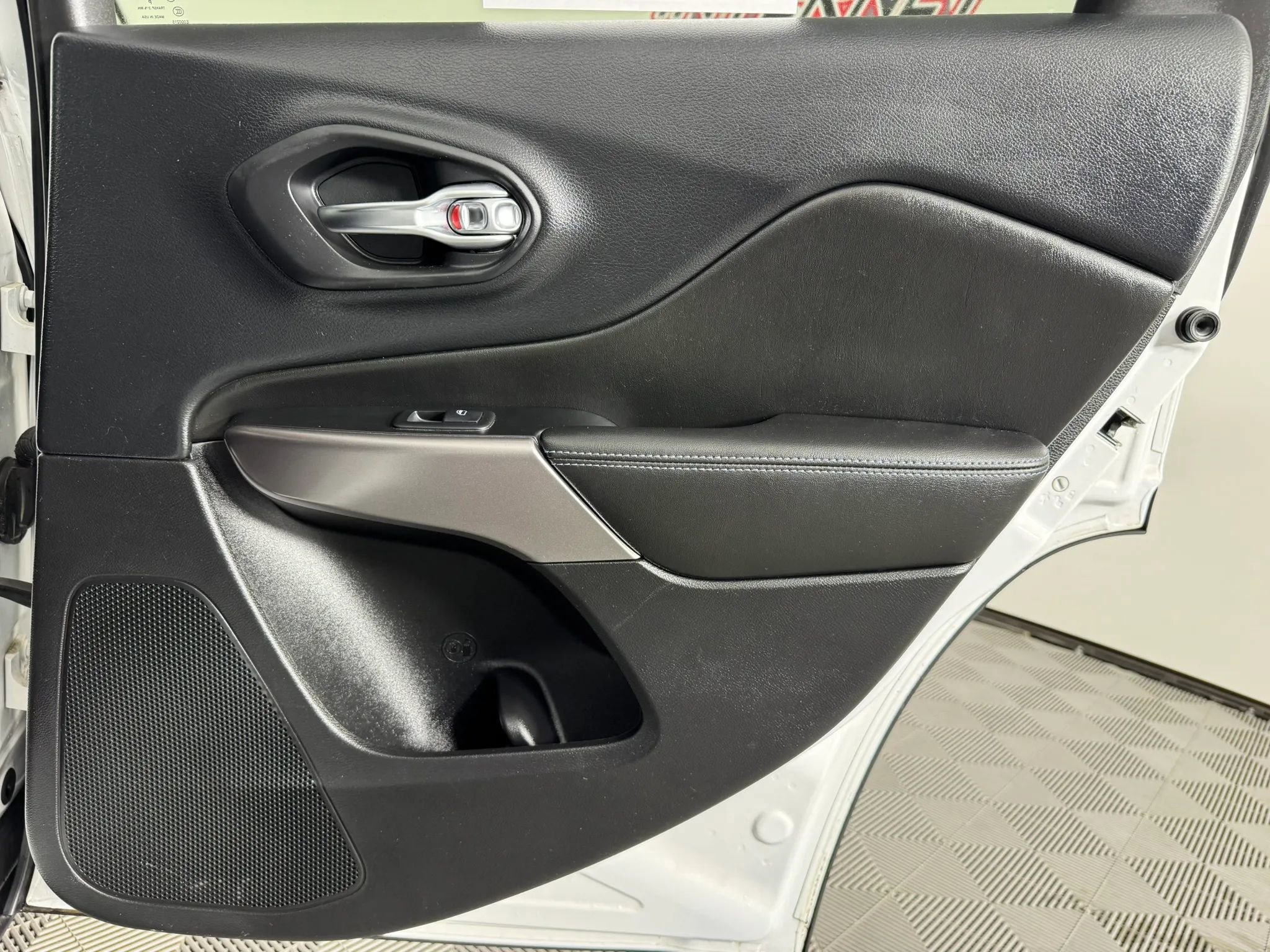 Used 2019 Jeep Cherokee Latitude w/ Cold Weather Group AWD/4WD image 39