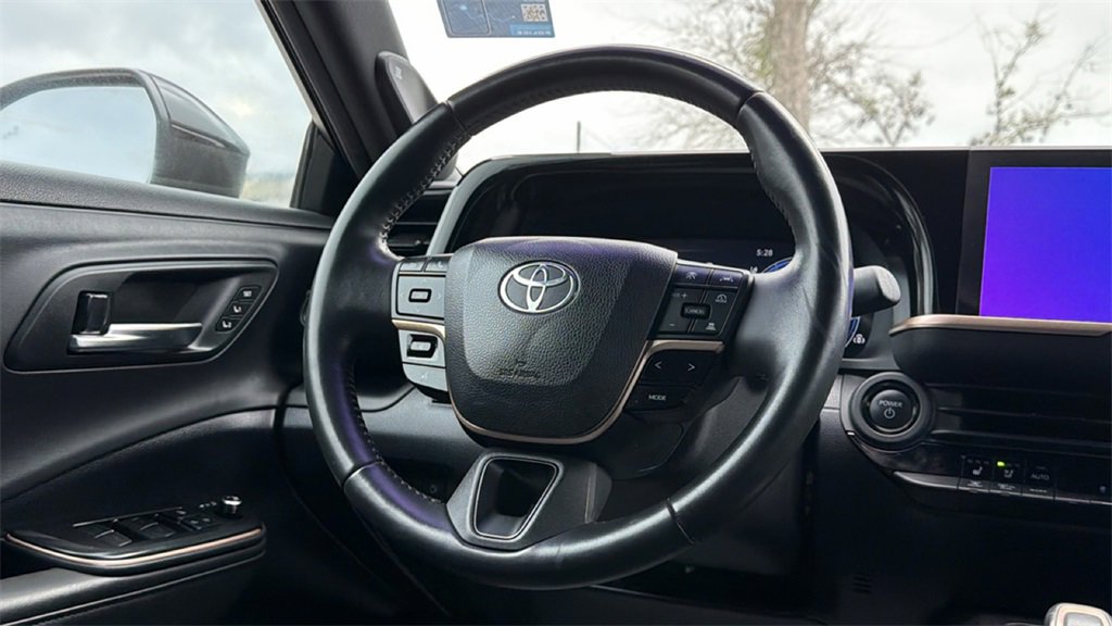 Used 2023 Toyota Crown Limited image 38