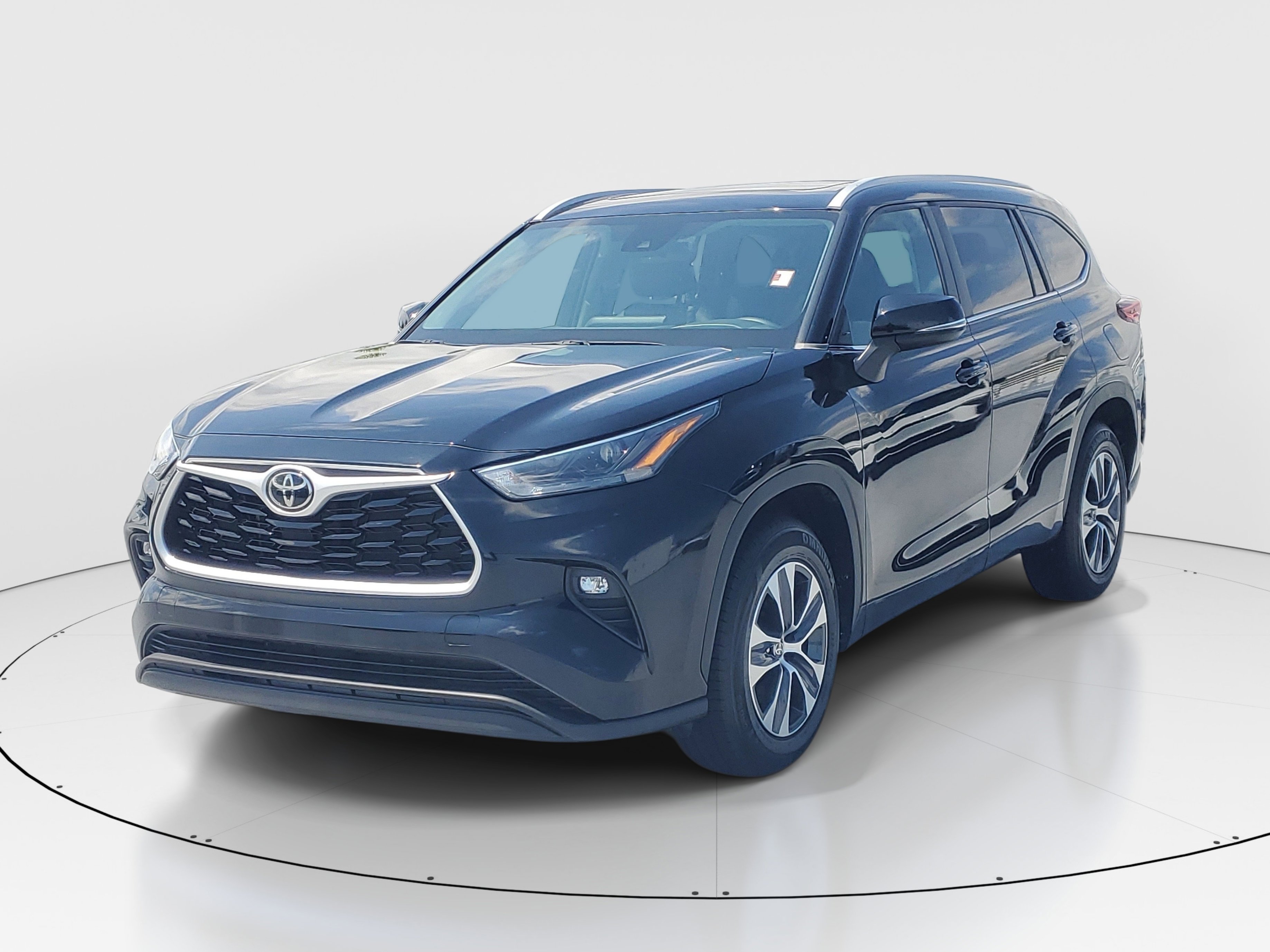 Used 2023 Toyota Highlander XLE FWD image 3