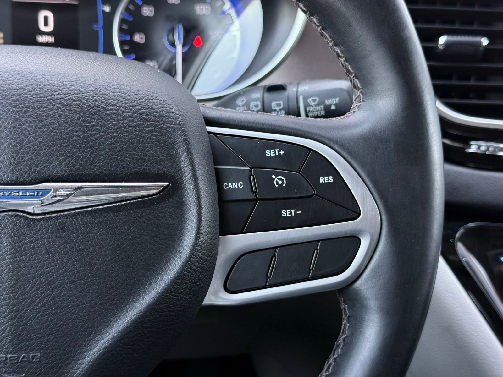 Used 2018 Chrysler Pacifica Touring-L image 33