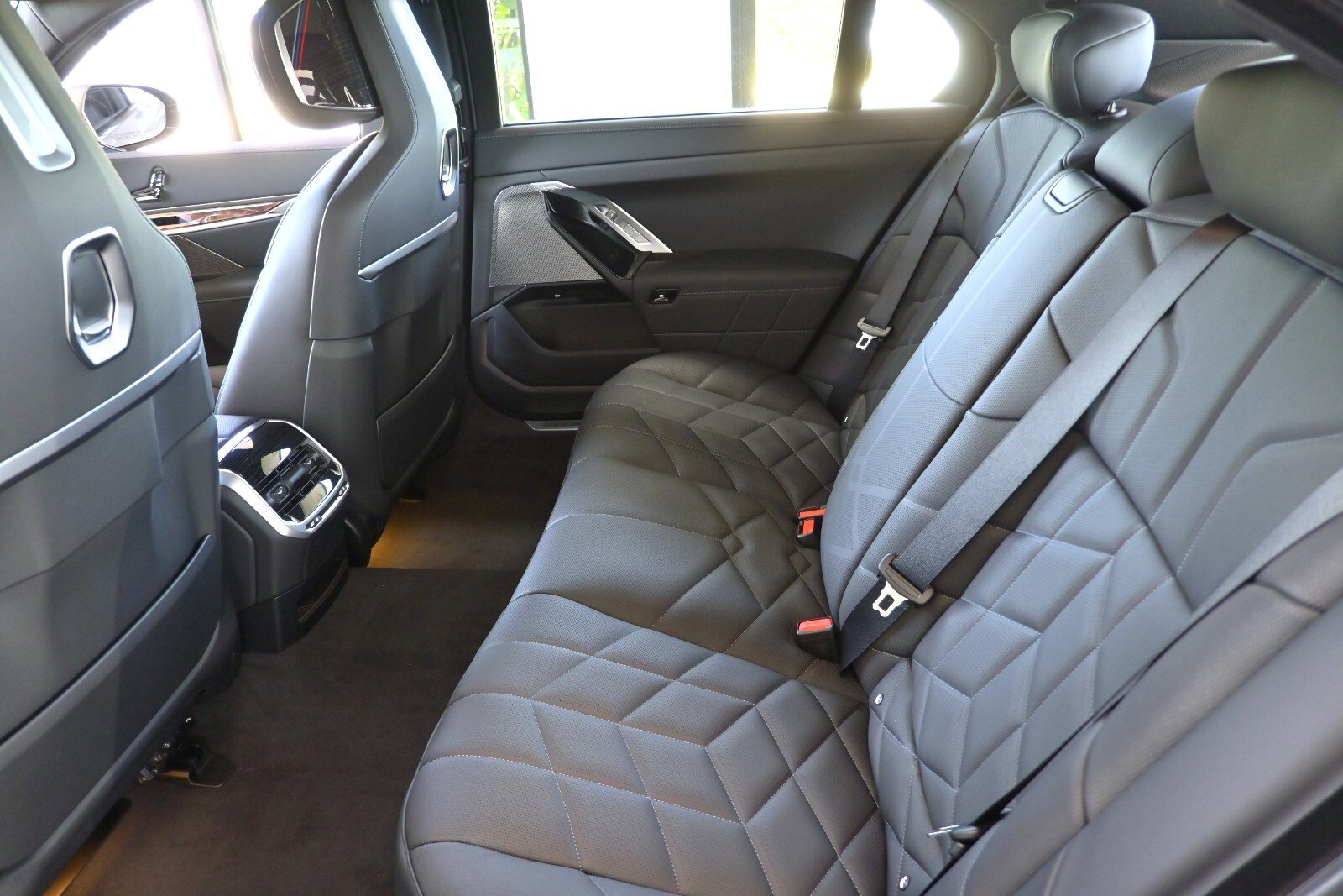 New 2026 BMW 750e xDrive w/ Executive Package image 14